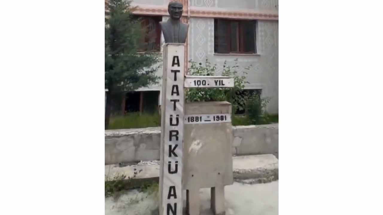 Cami avlusundaki Mustafa Kemal büstü 