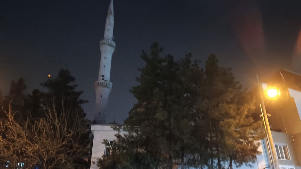 Cami minaresine yıldırım düştü!