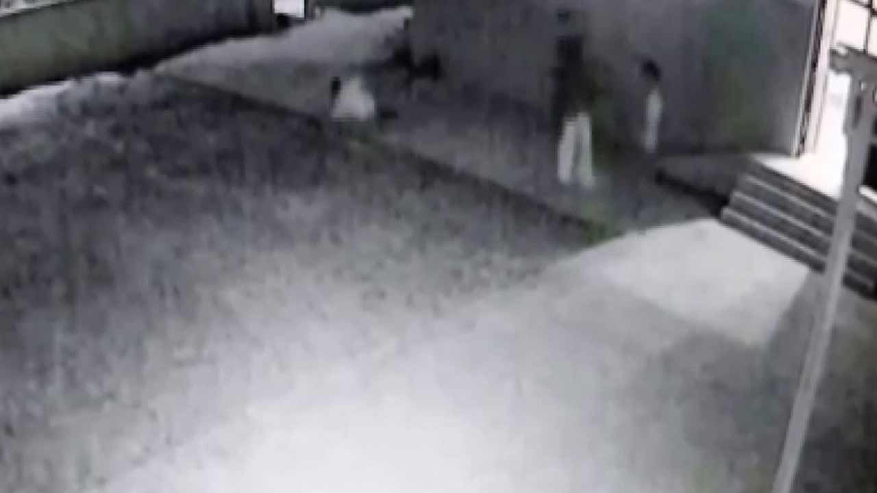 Camide ahlaksızlık yapıp imamı dövdüler