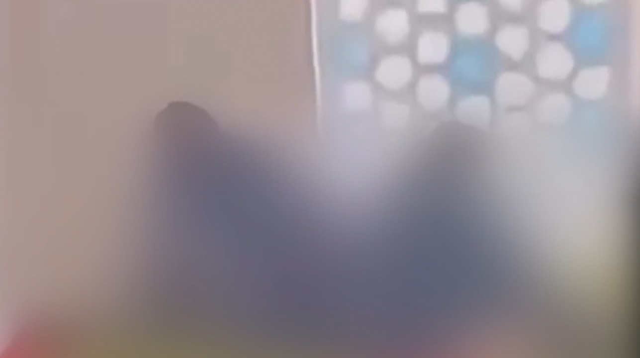 Camide pes dedirten yarı çıplak ahlaksızlık! Dar ağacında sallandırın bunları