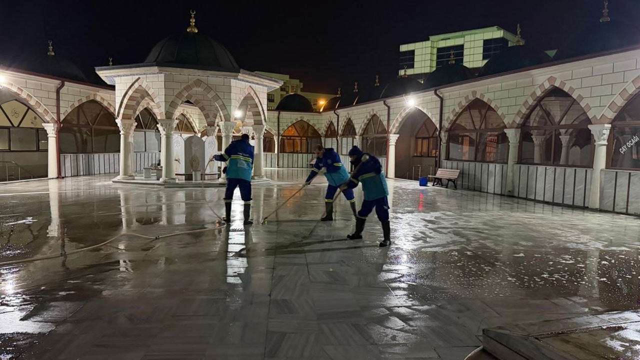 Camiler Ramazan öncesi gül suyuyla yıkandı!