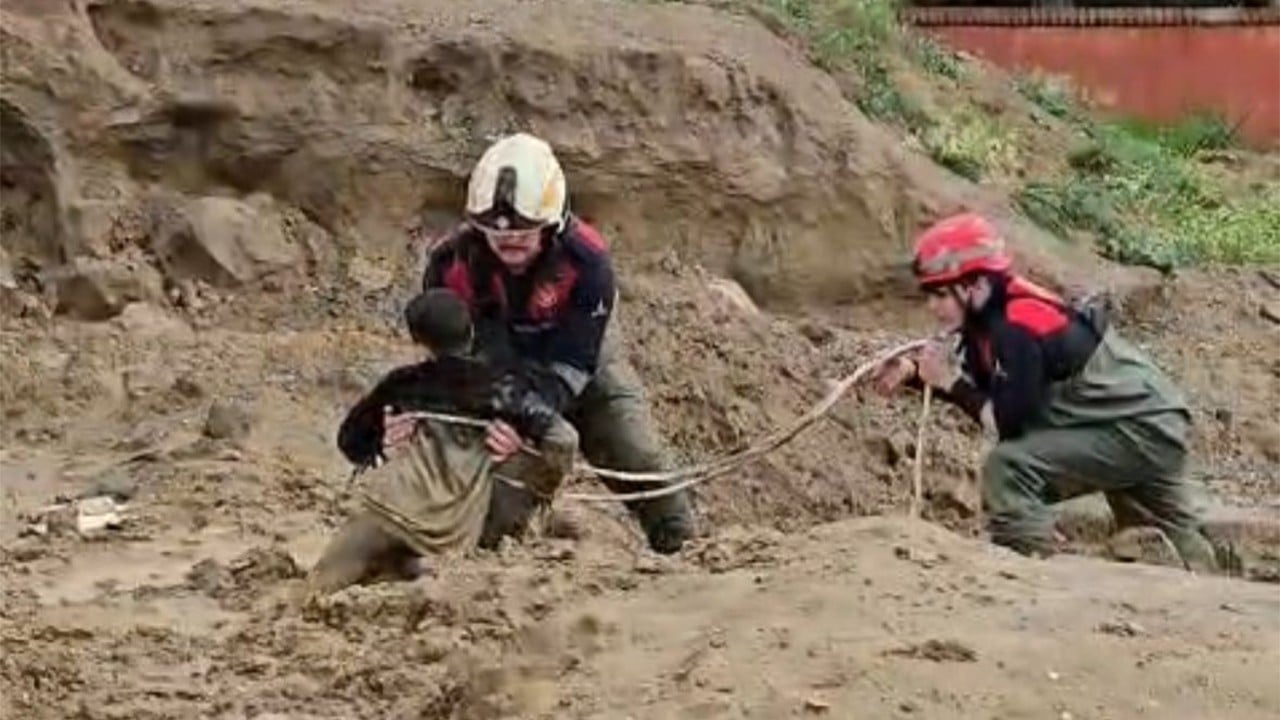 Çamura saplanan iki afacan yürekleri ağıza getirdi
