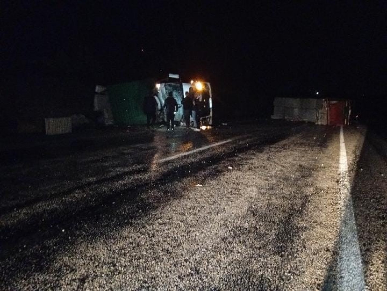 Çanakkale'de itfaiye aracı, yardım için gittiği tıra çarptı: 1'i ağır 2 yaralı