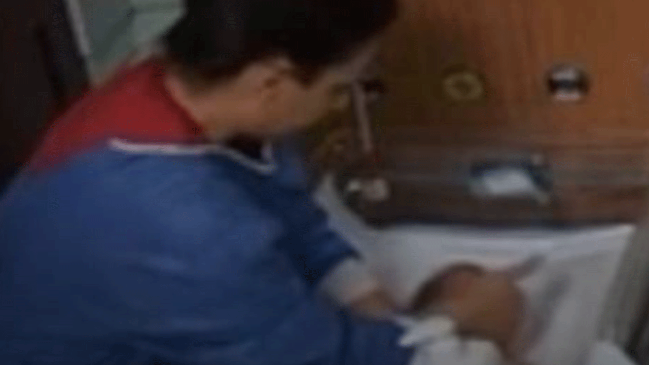 Cani hemşirenin tek vukuatı değilmiş: Başka bebeğe de tokat atarken görüntülenmiş!