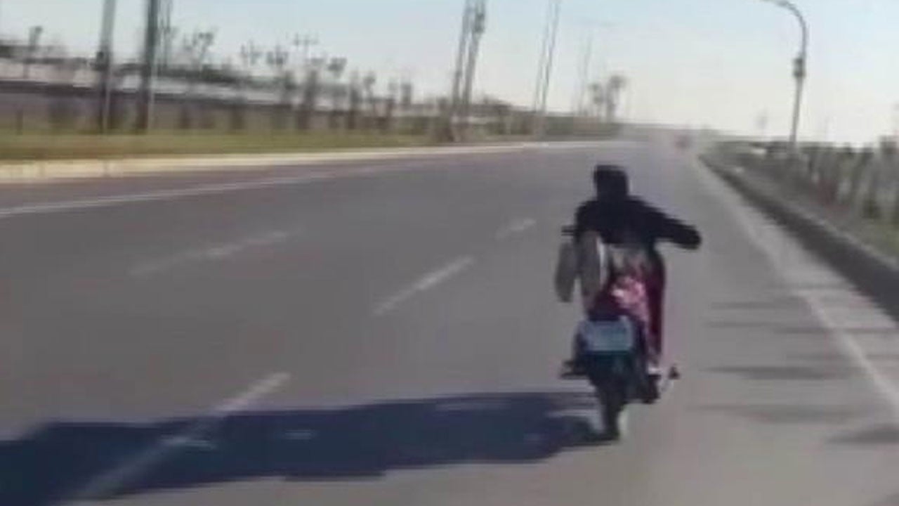 Canını hiçe saydı! Motosikletle akrobatik hareket yapan çocuğa dev ceza