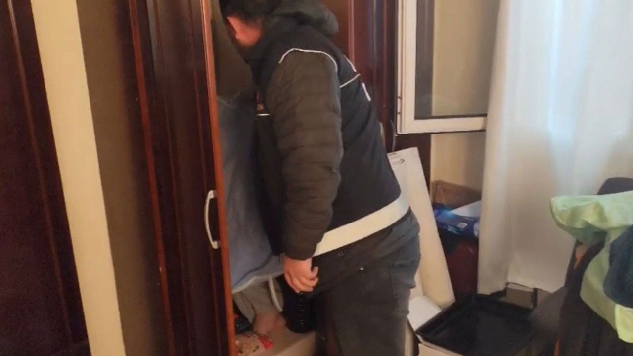 Çarşafın onu saklayacağını düşündü! Bakın bu kez gardıroptan ne çıktı?