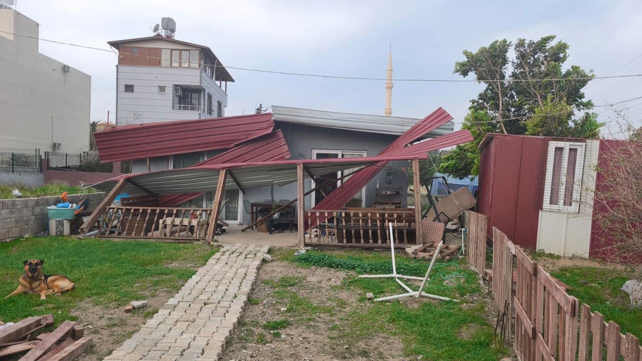 Çatılar uçtu, konteyner yola devrildi