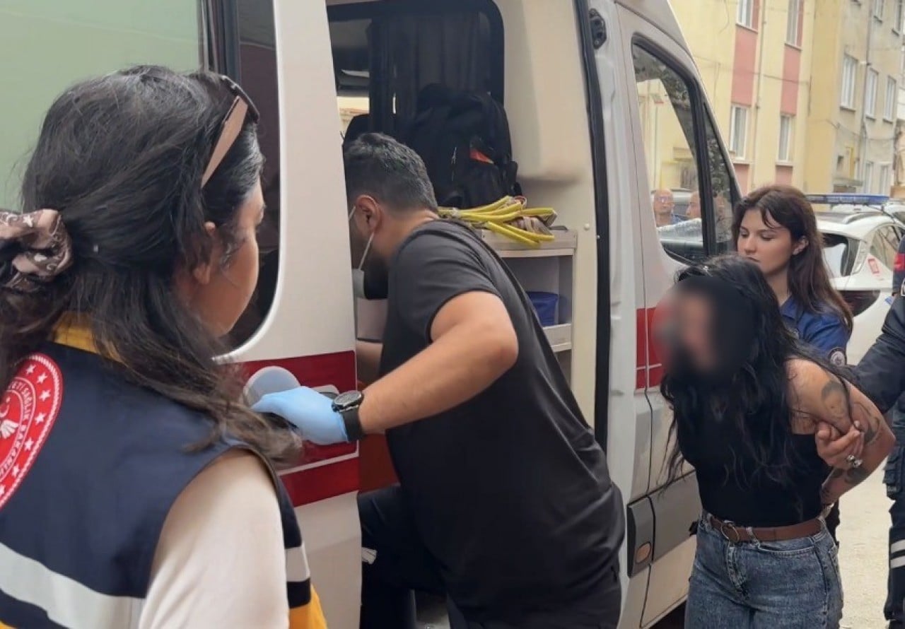 Çekiçle apartmanı birbirine katan kadının çocuğunu polis sakinleştirdi