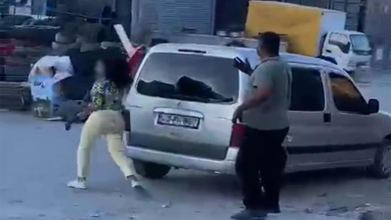 Çekiçli kadın öfkesini arabadan çıkardı