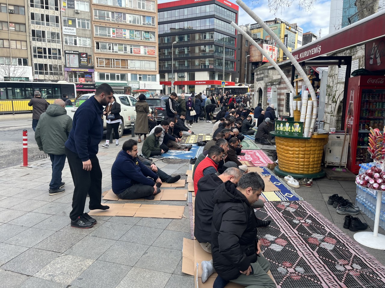 Cemaat sokakta, Belediye mahkemede! Kadıköy’de sokaklara taşan cami cemaati