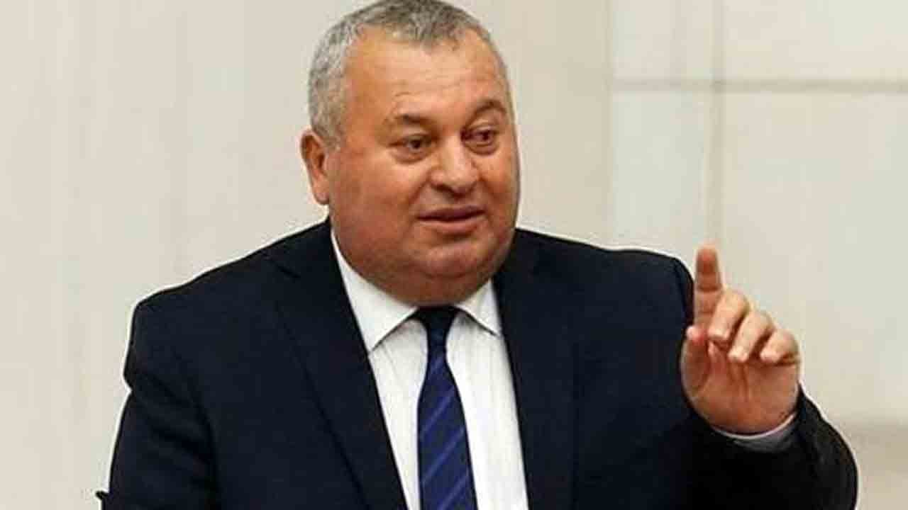 Cemal Enginyurt yine güldürdü! “Öyle yağma yok! Seçildiğin yerde duracaksın!”