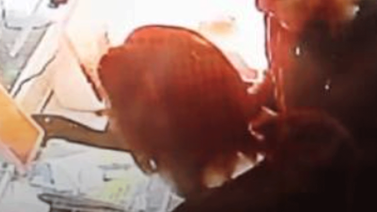 Cep telefonu bomba gibi patladı! Panik anları kamerada!