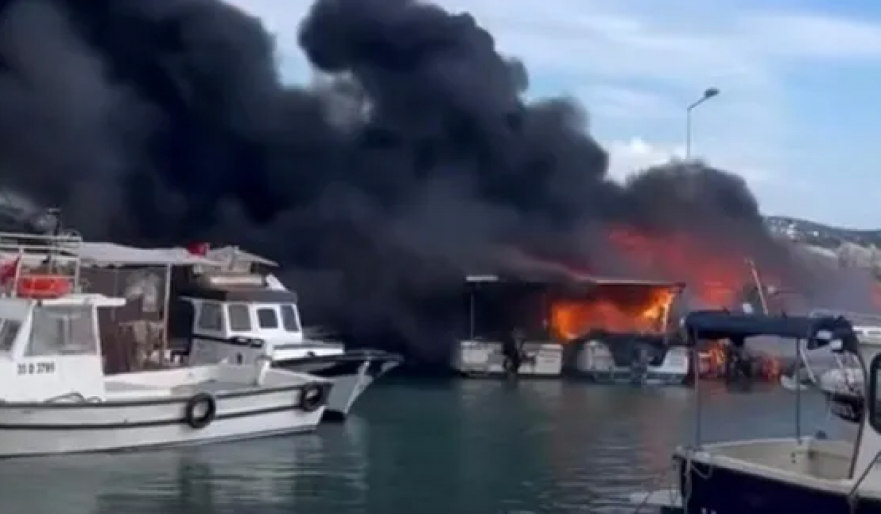 Çeşme’de yangın alarmı! Tekneler alevler içinde: Yoğun duman plajı sardı