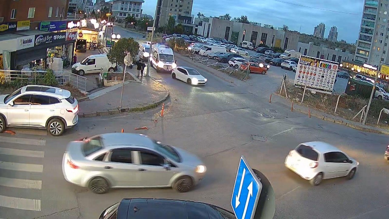 Cezadan kurtulamadı! Ambulansa yol vermedi, bir de saldırmaya kalktı