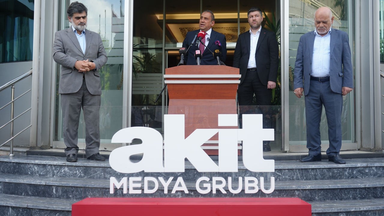 CHP vandalların saldırısına Akit Medya’dan tepki: O alçaklar hesap versin!