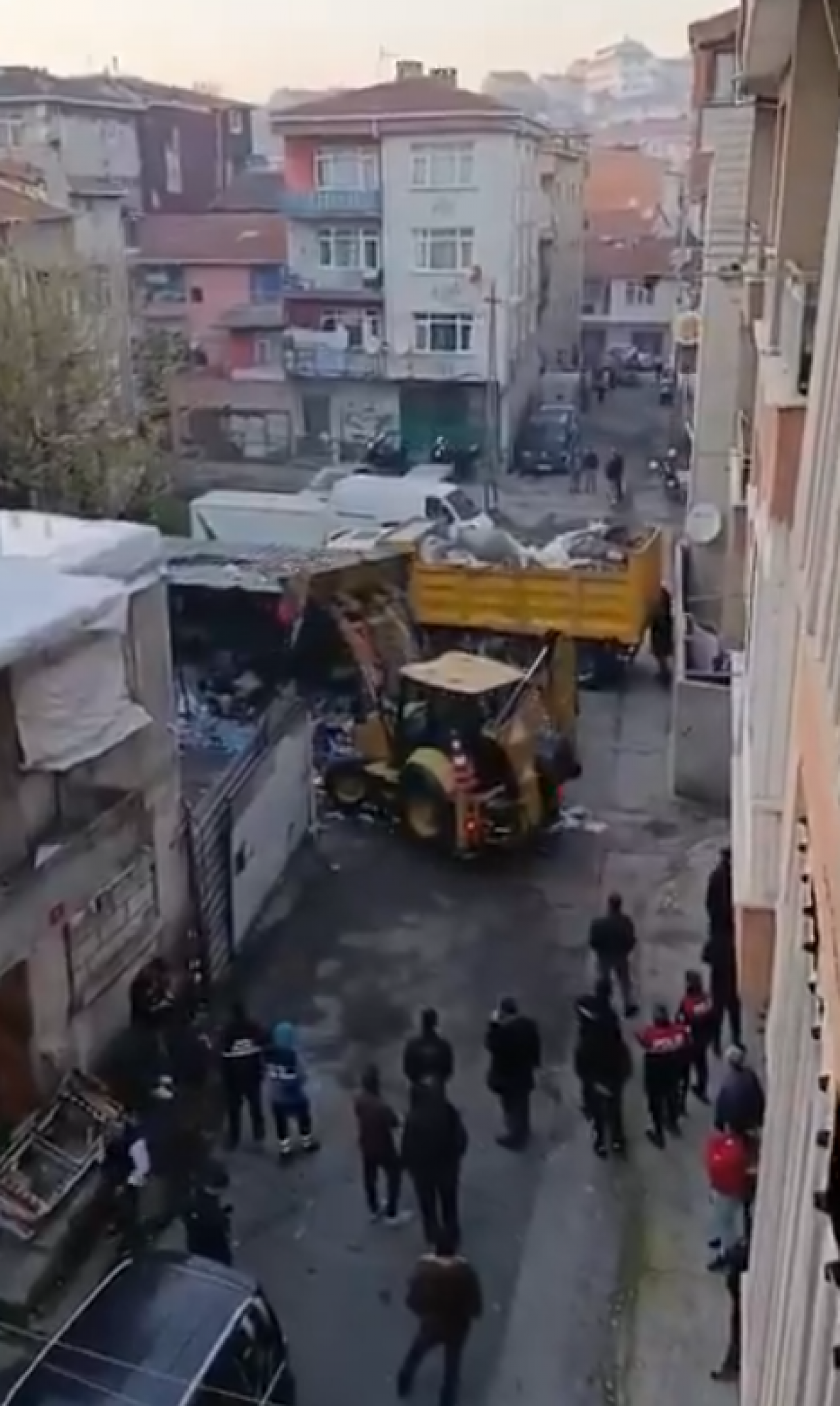 CHP zulmüne karşı “Direne direne Kazanacağız” Kadıköy’de emekçiye baskın!