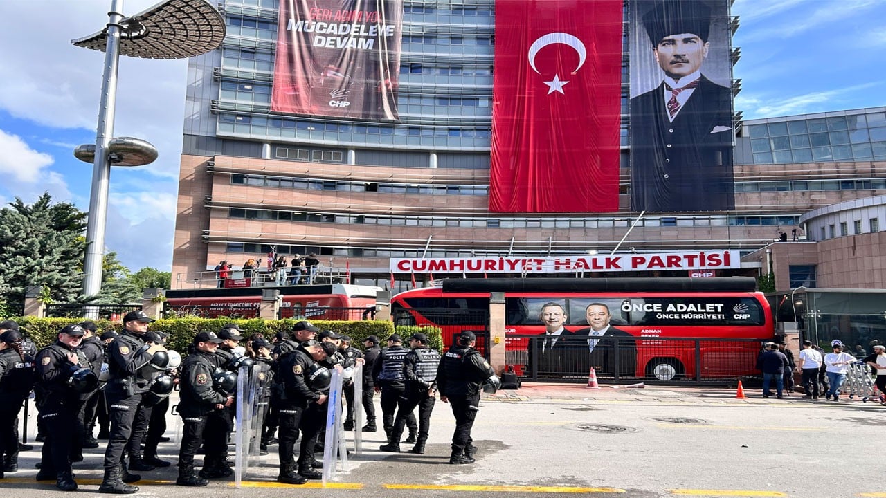 CHP’de taş ve su şişeleri havada uçuştu! Kavgayı binadan dışarı atılan taşlar başlattı