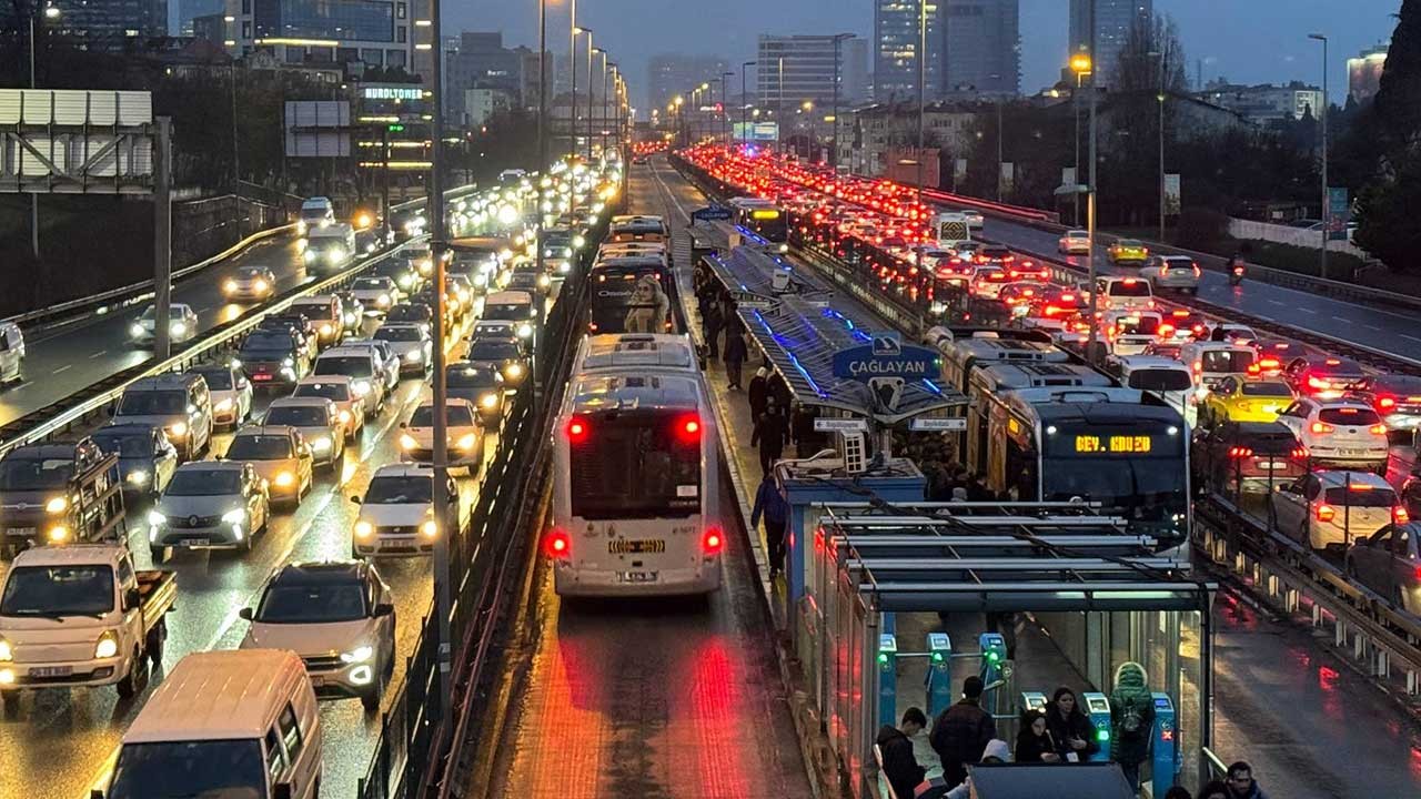 CHP'den İstanbul'a büyük hizmet (!) Trafik yoğunluğu yüzde 87'ye yükseldi