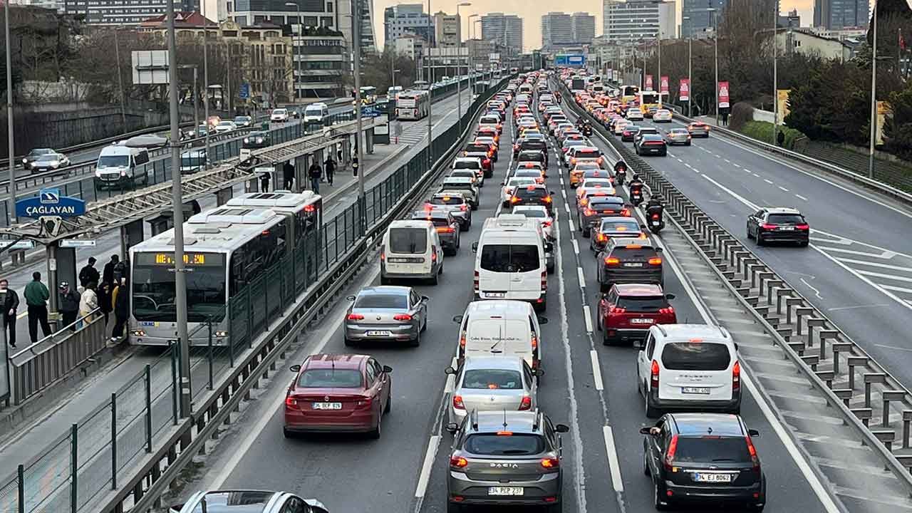 CHP'den İstanbul'a büyük hizmet (!) Trafik yoğunluğu yüzde 81'e yükseldi