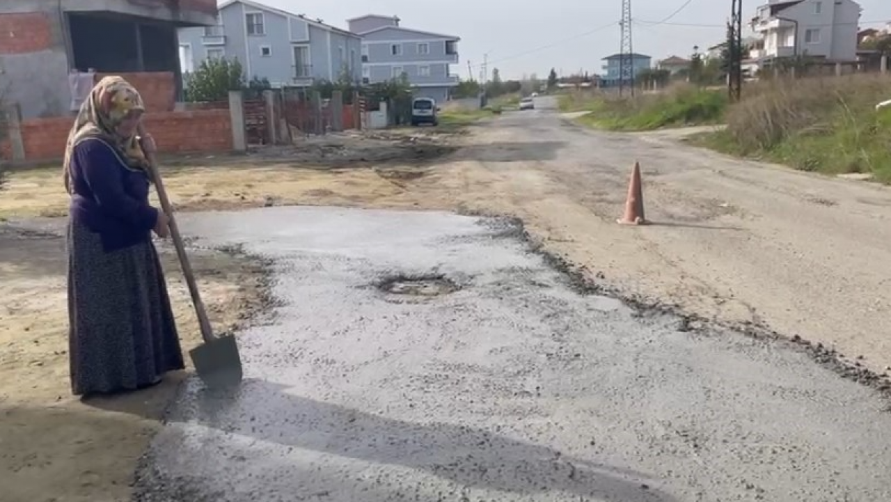 CHP'li belediyede ihmal bitmiyor: Vatandaş bozuk yolu kendi imkanlarıyla onardı!