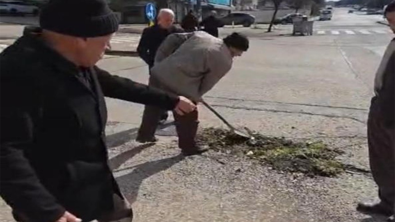 CHP’li belediyeden umudu kesen vatandaşlar yolları onardı