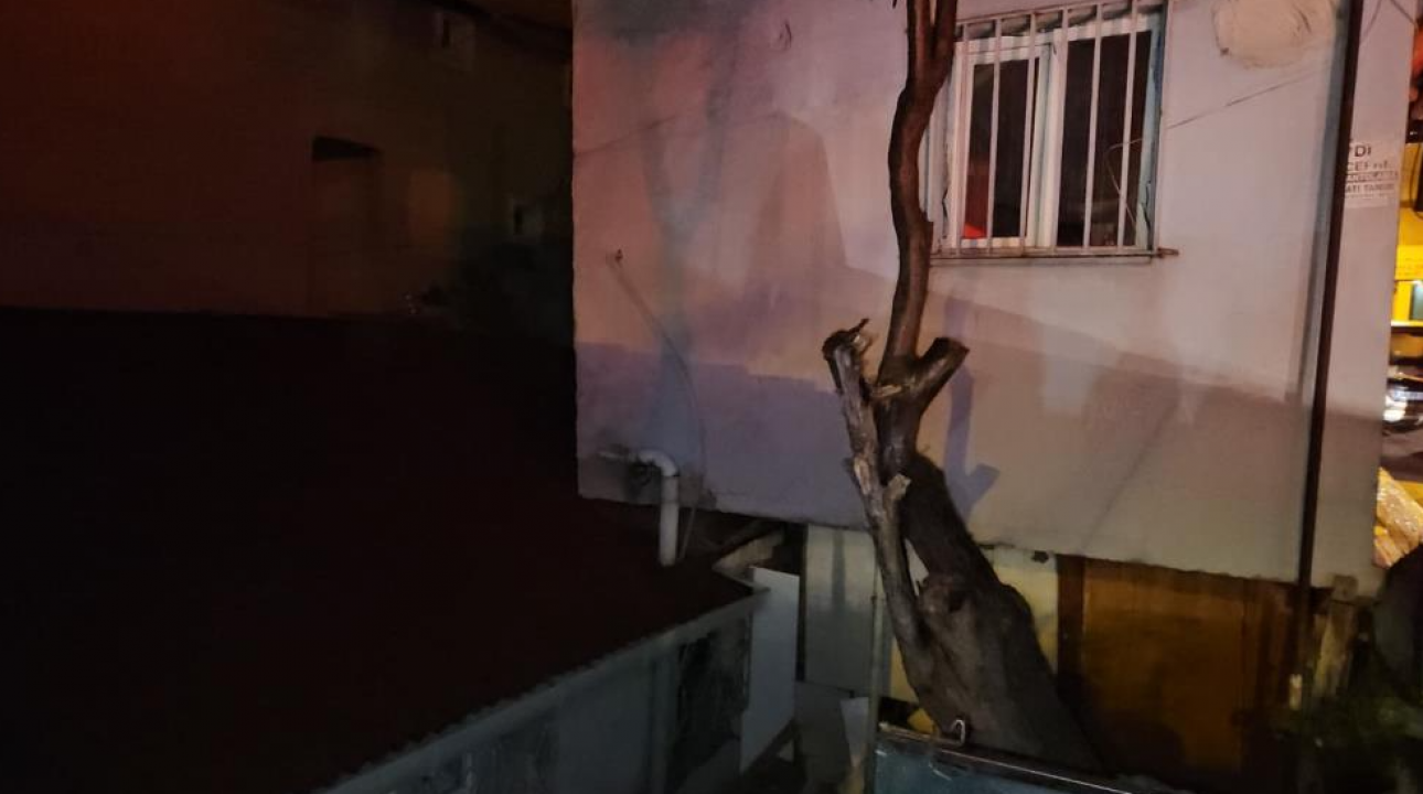 CHP’li belediyenin ihmalkarlığı yine patlak verdi! Denetimsizliği Sarıyer’i facianın eşiğine getirdi: Kayan bina gecekonduya yaslandı