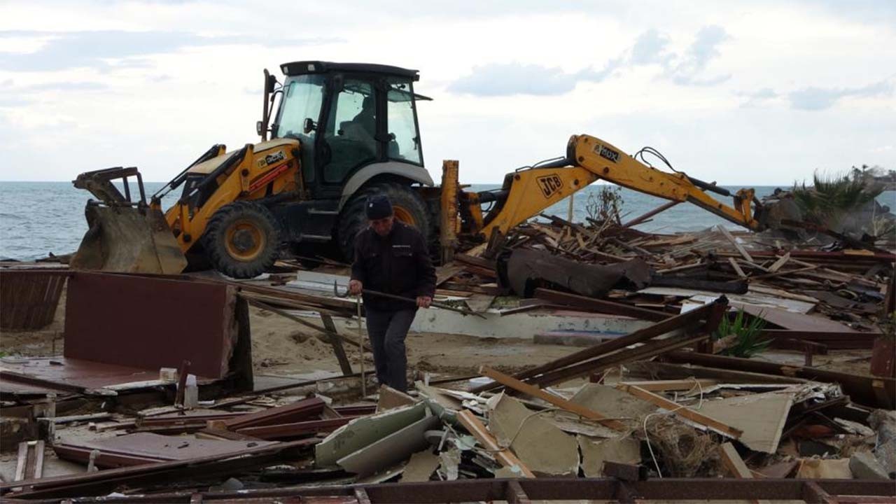 CHP’li Belediyenin “yol verdiği” işletmeleri Bakanlık yıktı