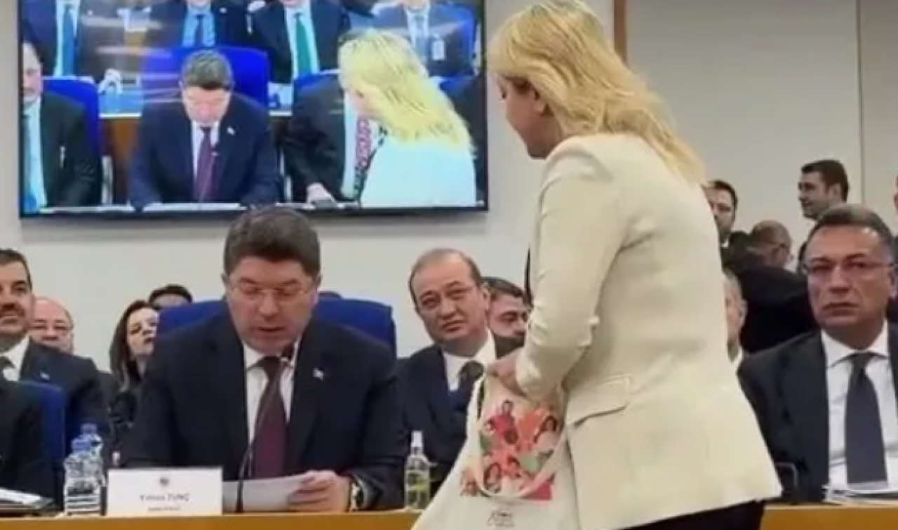 CHP’li vekilden siyah zarf şovu: Bakan Tunç’tan anladığı dilden cevap