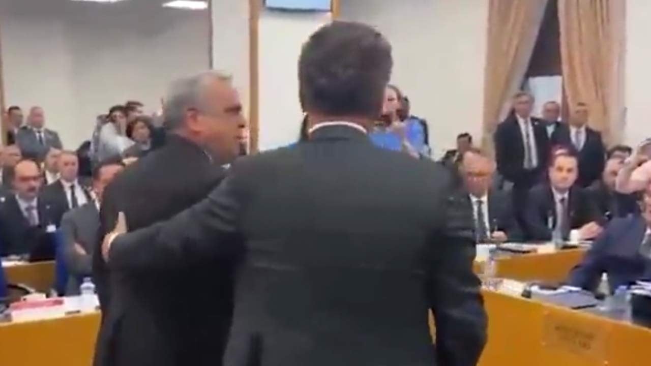 CHP’liler birbirine girdi! Vekillerin üstüne yürüyüp avaz avaz bağırdı