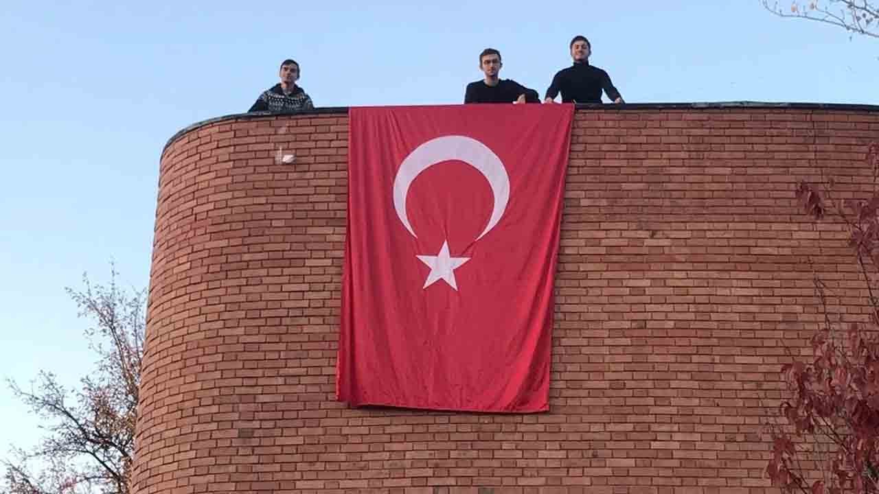 CHP’nin arka bahçesi DHKP-C’li militanların Türk Bayrağına saldırısına anlamlı cevap: Öğrenciler ODTÜ’ye Türk Bayrağı astı