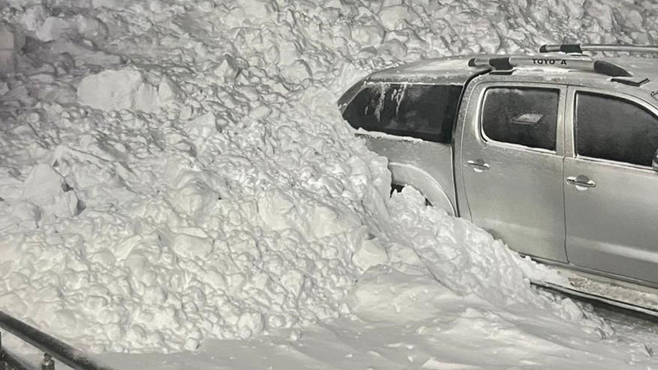 Çığ tehlikesi sürüyor! Araç kar altında kaldı