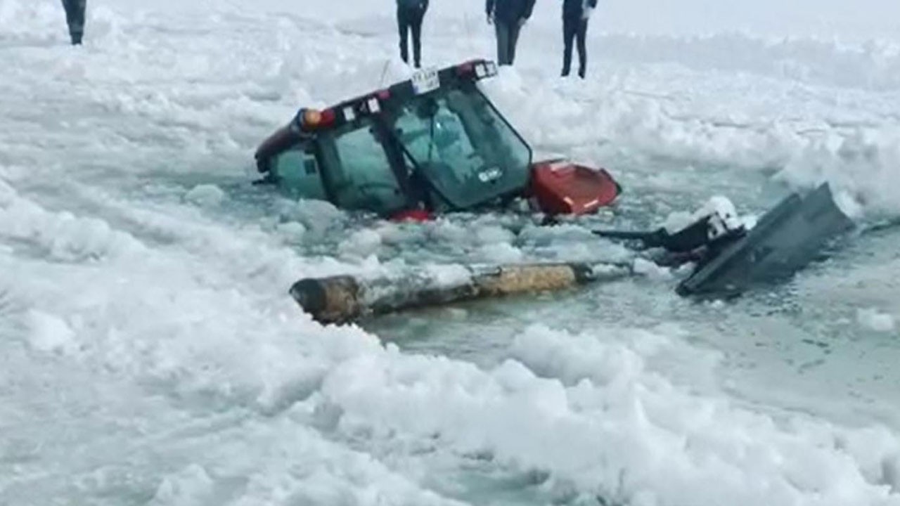 Çıldır Gölü’nde buz çöktü! Traktör suya gömüldü
