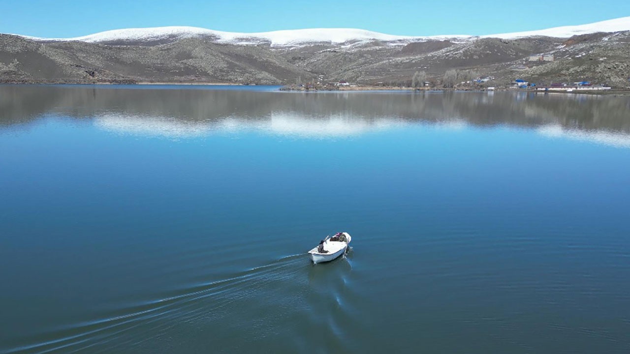 Çıldır’da sezon böyle açıldı! Buzlar çözülmeye başladı, ağlar göle bırakıldı
