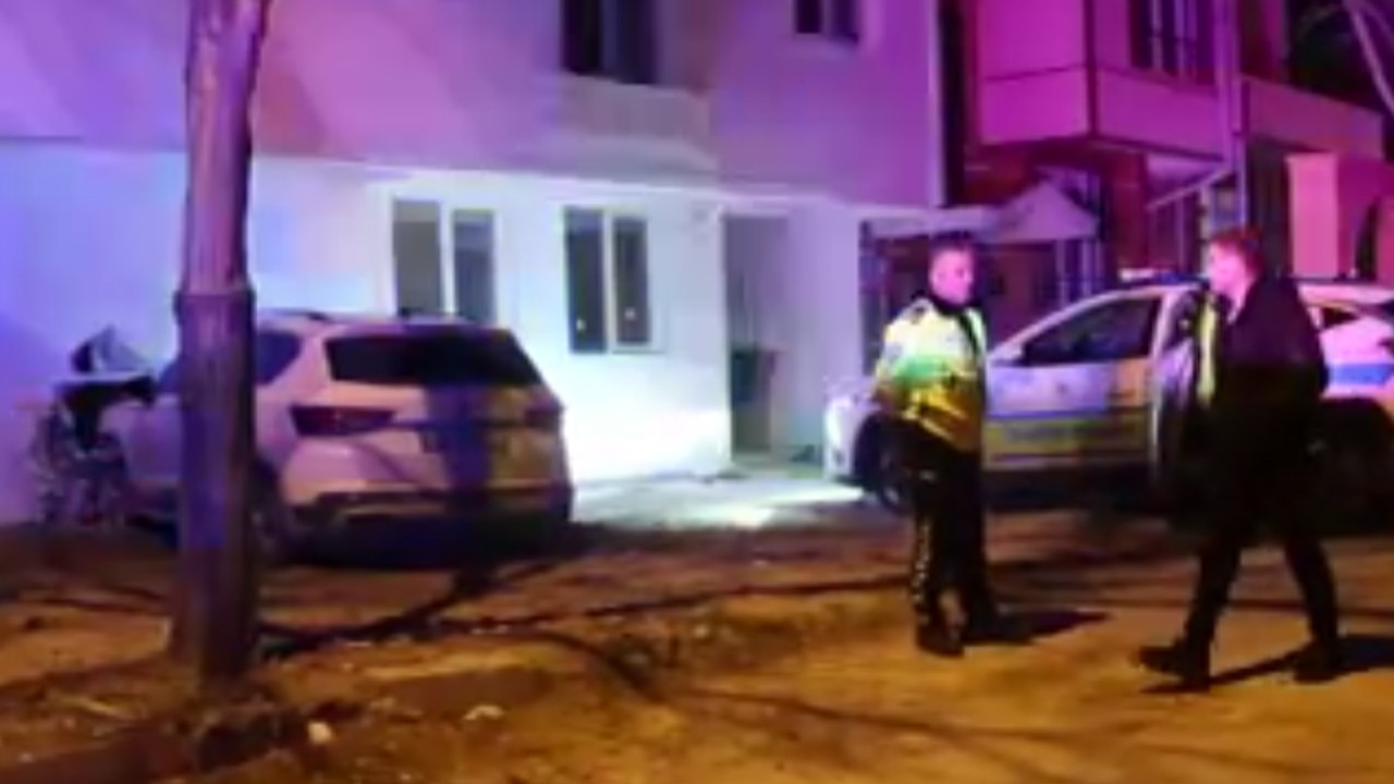 Çılgın sürücü durmadı duvara çarptı, arabayı bırakıp kaçtı!