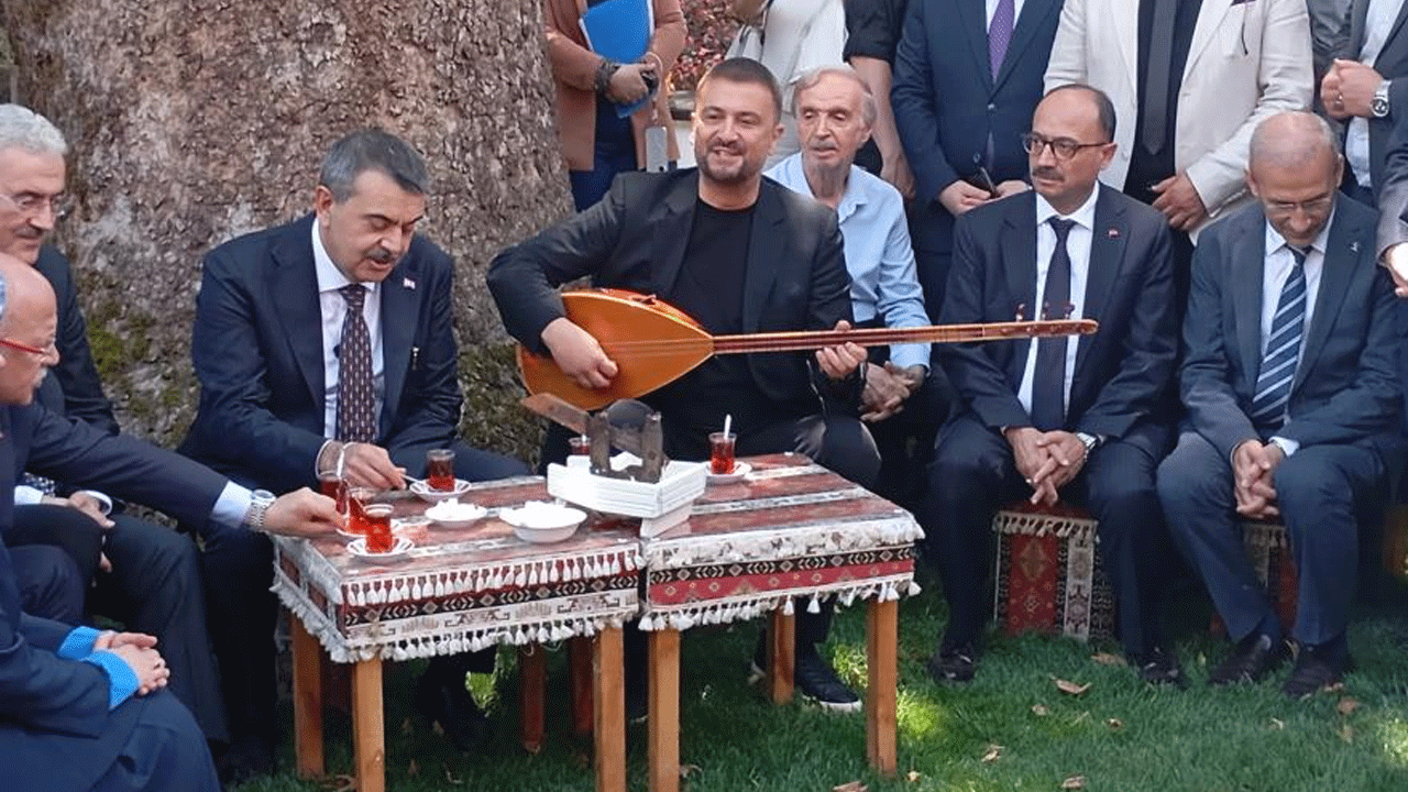 Çınar altında renkli anlar: Bakan Tekin ve Onurşan'dan türkü düeti!