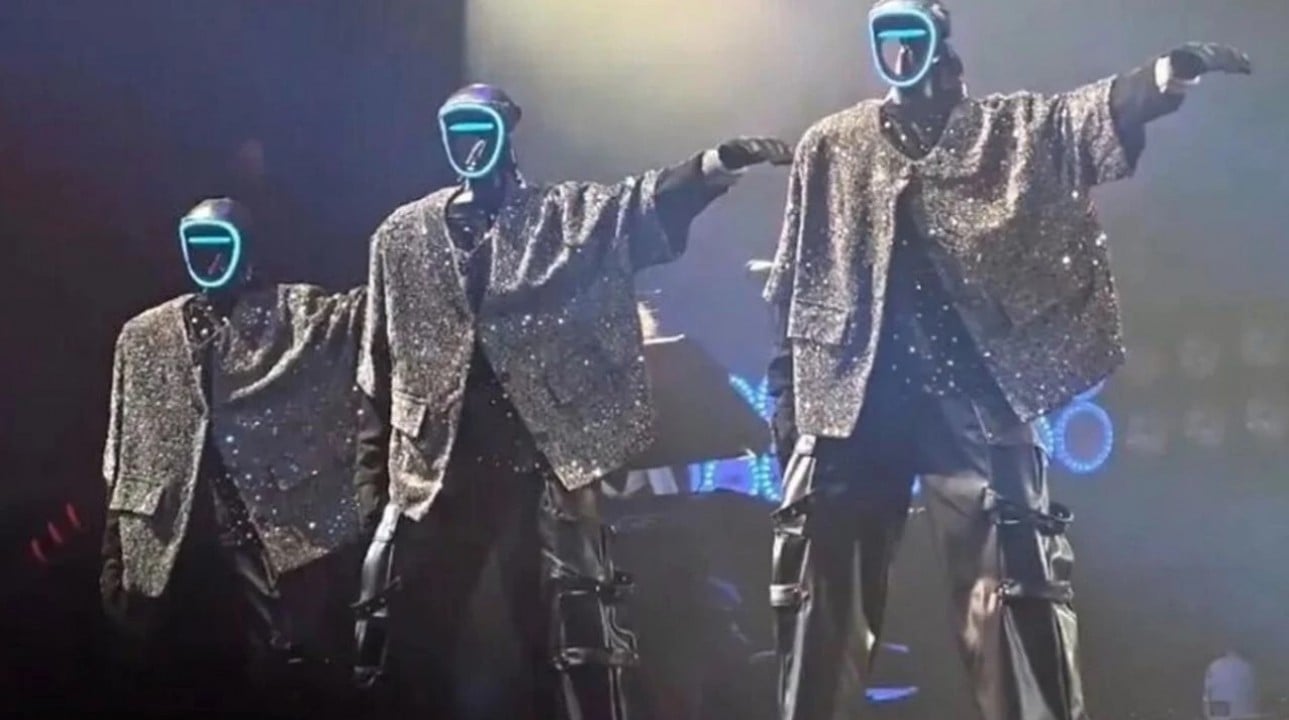 Çin'de insansı robotların konserdeki senkronize dansı görenleri şaşırttı