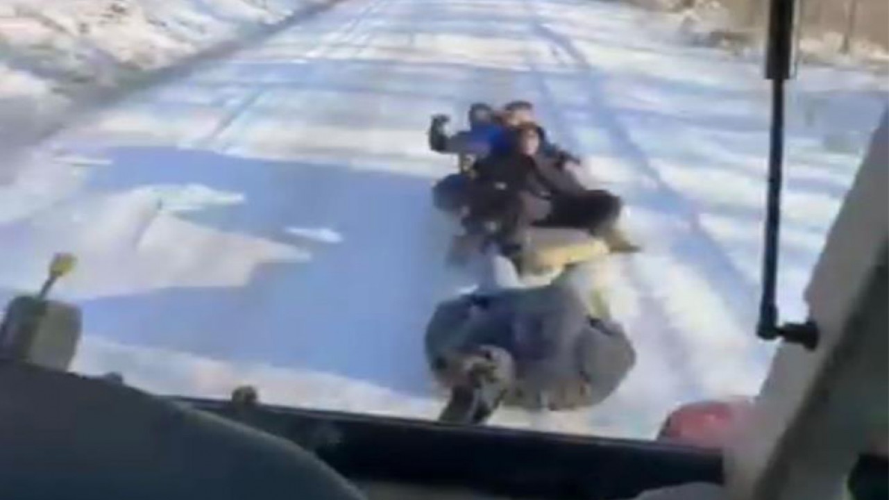 Çocuklar traktöre bağladıkları lastiklerle karın keyfini çıkardı