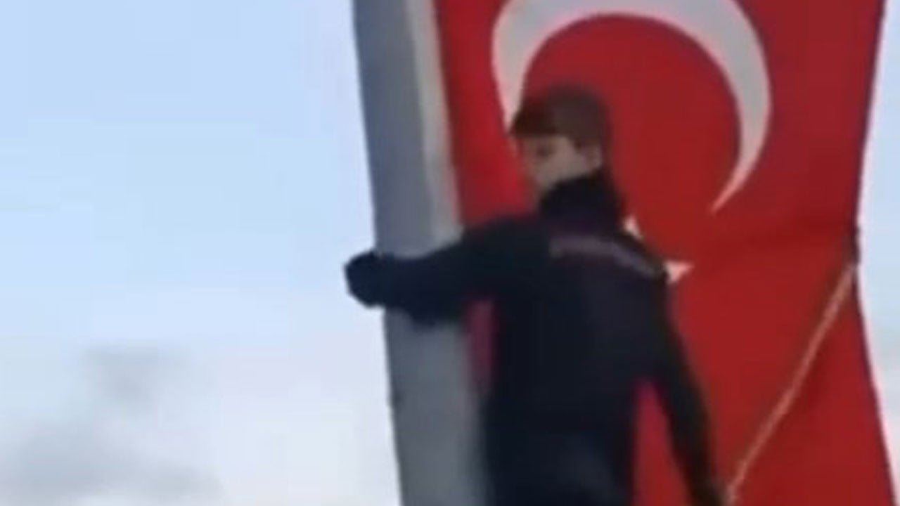 Çocukların duygulandıran bayrak sevgisi! Katlanmış bayrağı görünce duramadılar