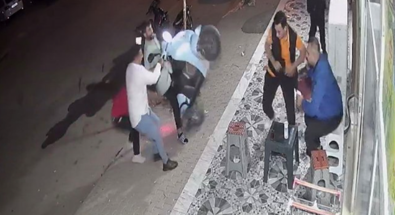 Çocukluk hayaliydi, az kalsın kabusu oluyordu: İlk kez direksiyona geçti, motosikleti havada döndürdü! Kaldırımda oturanlar neye uğradığını şaşırdı