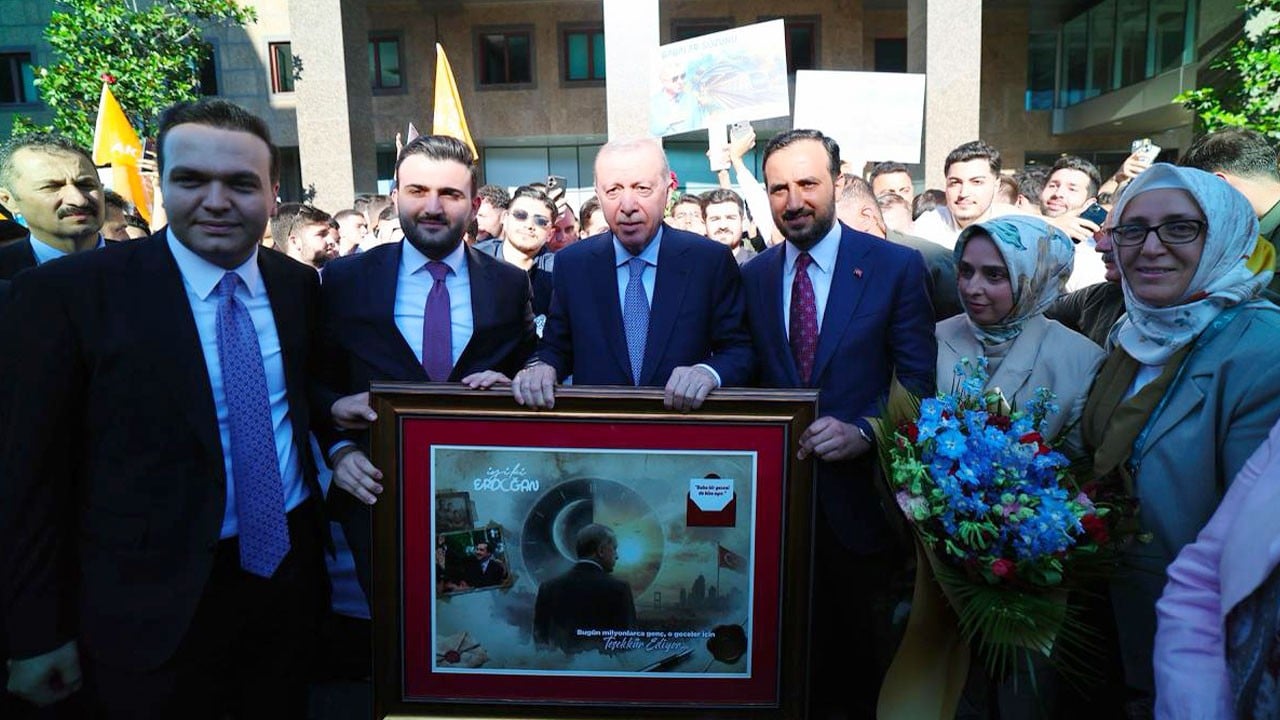 Cumhurbaşkanı Erdoğan’a gençlerden Babalar Günü sürprizi: Baba bir geceni de bize ayır!