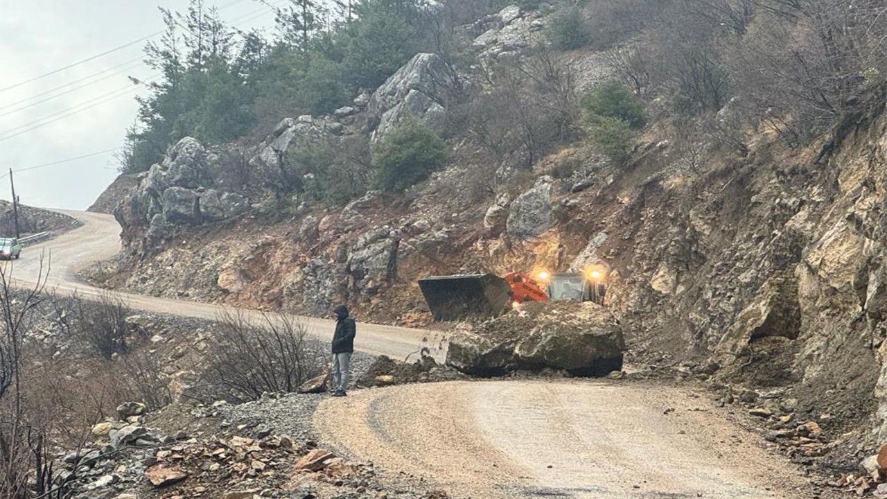 Dağdan yuvarlanıp yola düştü facianın eşiğinden dönüldü