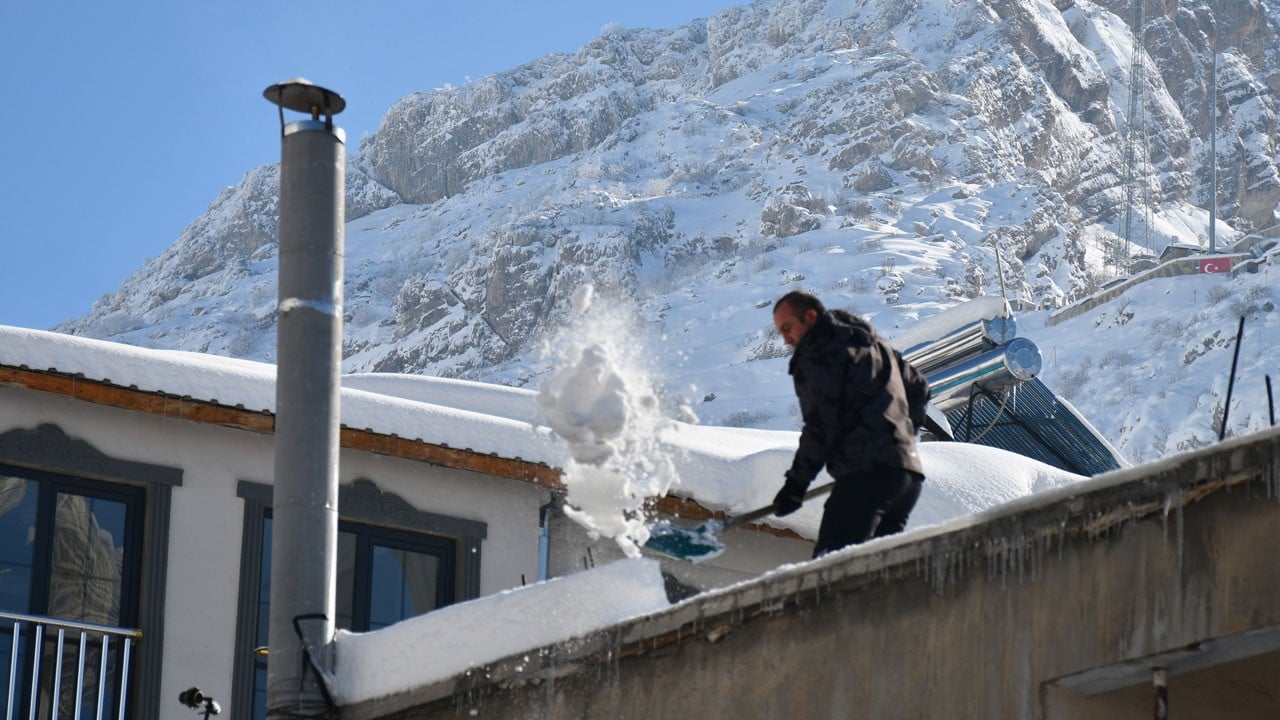 Damlar kürekle böyle temizleniyor!