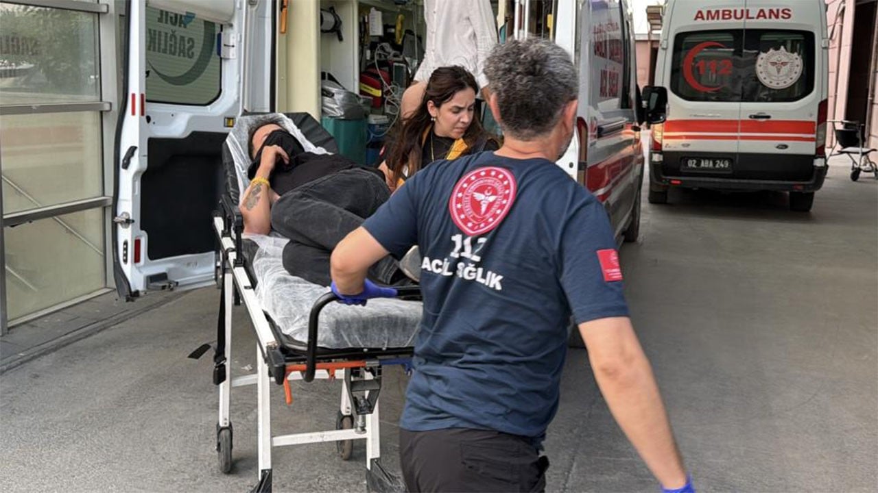 Darbedilen kadını kurtarmak isterken kendisi bıçaklandı