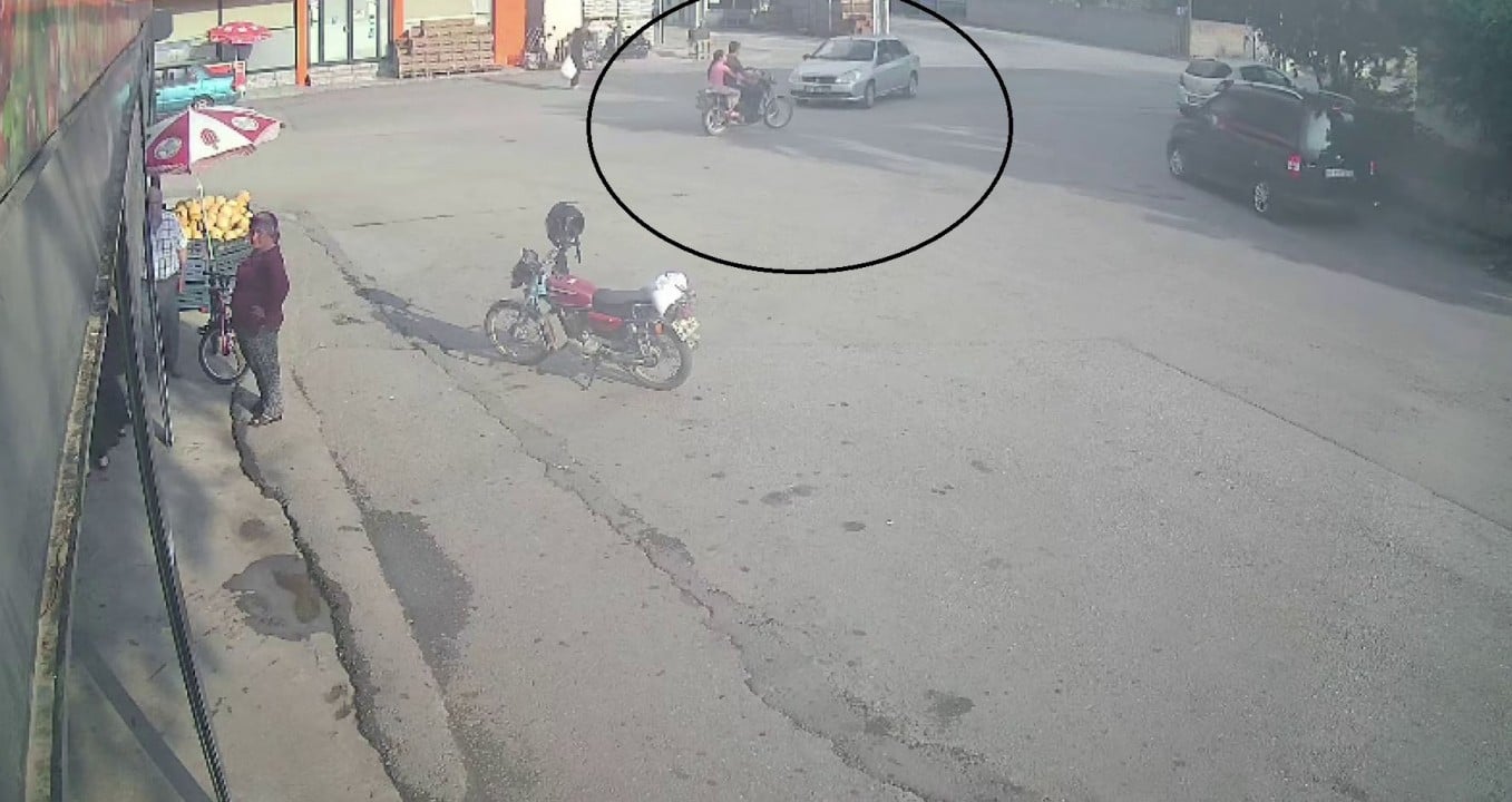 Dehşet anları kamerada! Yola böyle savruldular!