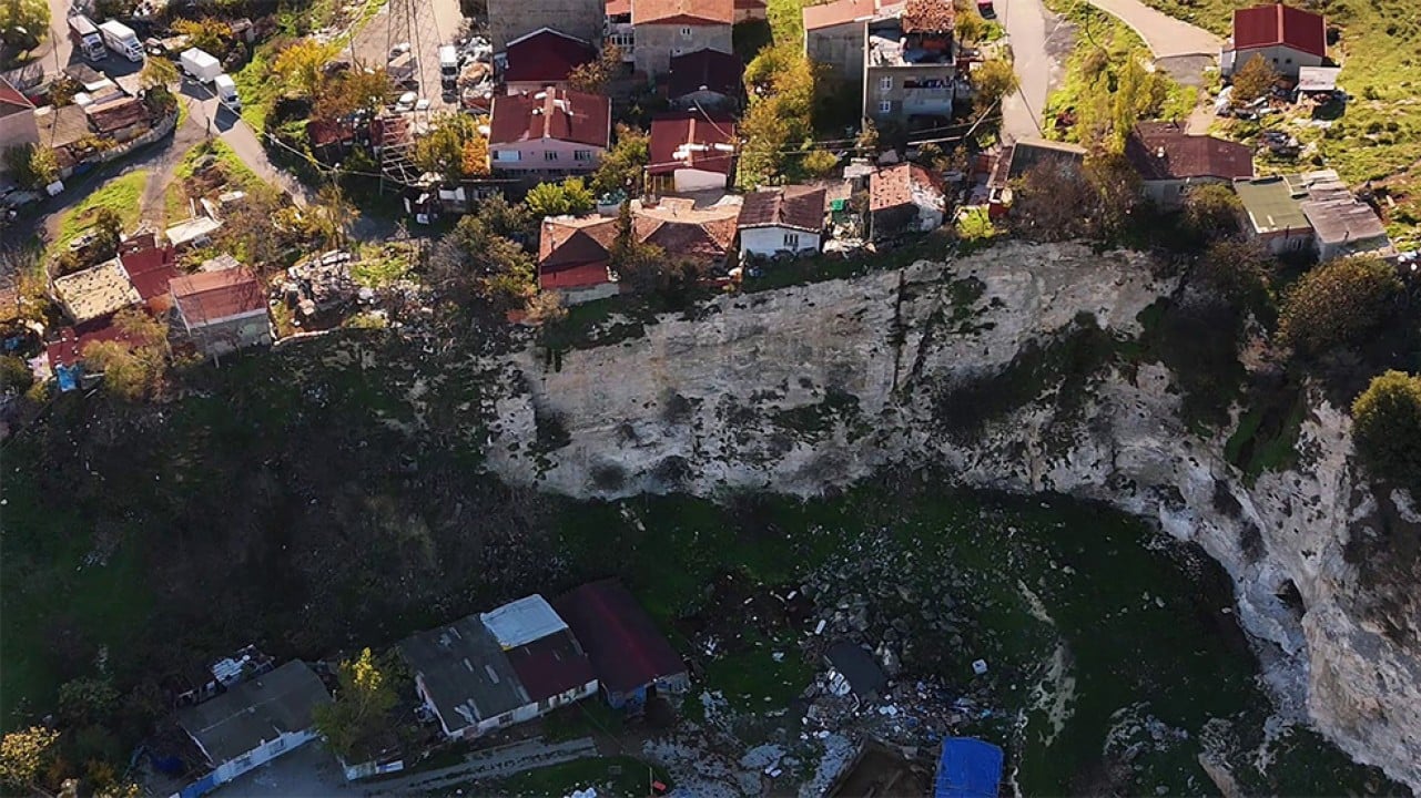 Dehşet verici uçurumun kenarında tedirgin yaşam