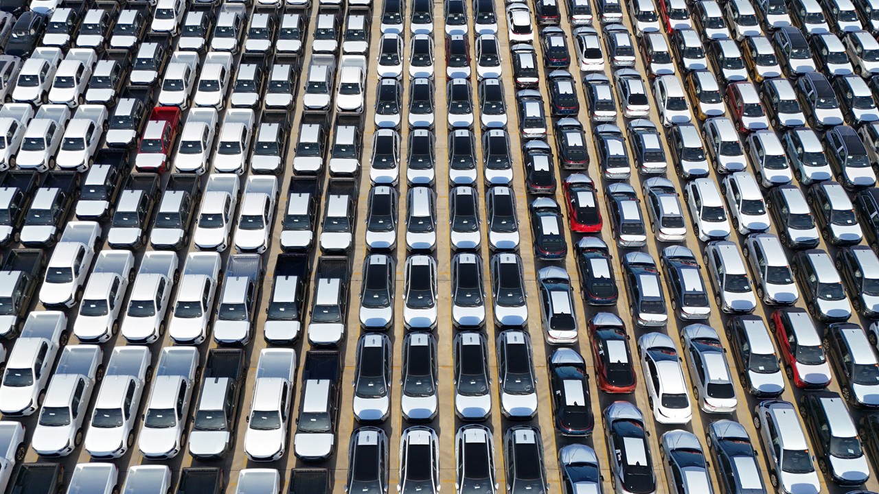 Denizden gelen teknoloji! BYD'nin gemisi Türkiye'ye demir attı! Binlerce araç havadan böyle görüntülendi