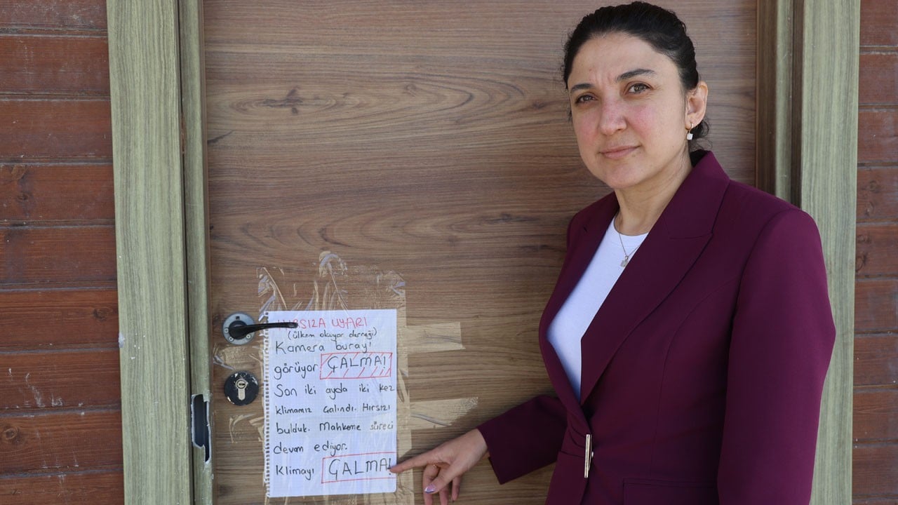 Depremzede çocukların kütüphanesine hırsız dadandı! Hırsızlara yazılan not şaşırttı