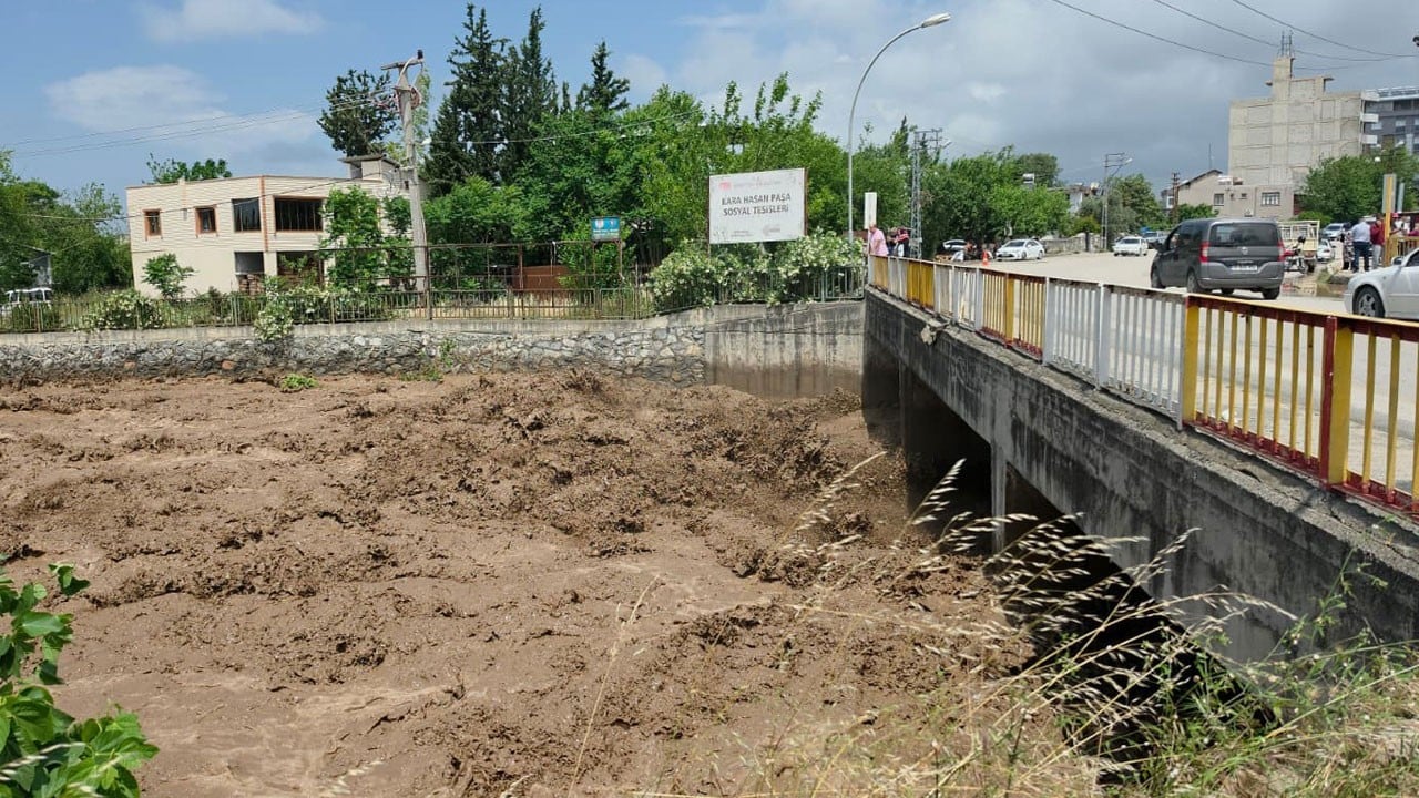 Dere yükseldi, köprü su altında kaldı
