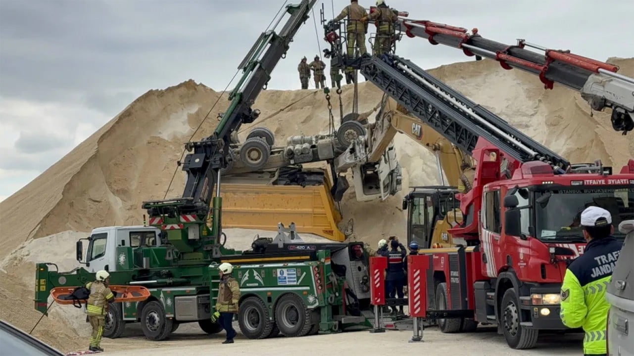 Devrilen hafriyat kamyonunun kasası ve şasisi arasında sıkışarak can verdi