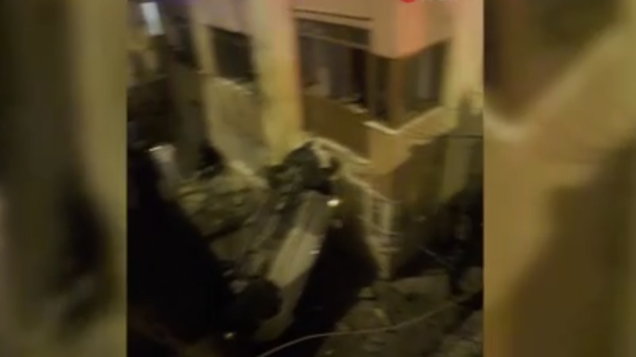 Direksiyon hakimiyetini kaybetti 8 metre yüksekten bahçeye uçtu